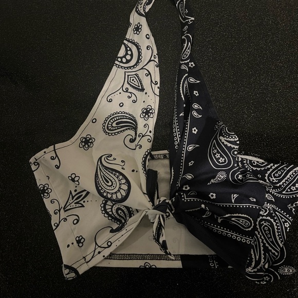 🎉Paisley Bandana Halter Top - Black and White - Picture 3 of 5